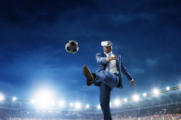 Чорний бізнесмен на футбольному матчі віртуальної реальності — стокове фото