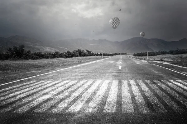 道路の視点黒と白の色 — ストック写真