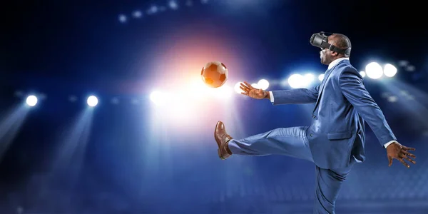 Uomo d'affari nero sulla partita di calcio realtà virtuale — Foto Stock