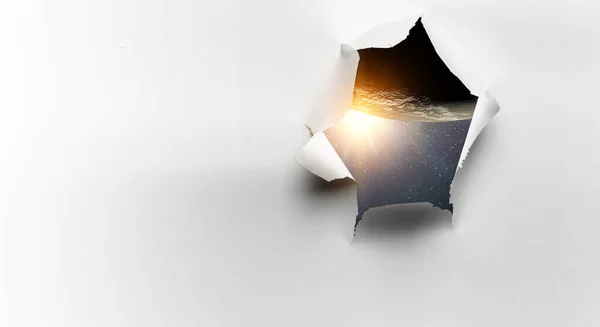 Wirkung eines zerrissenen Papierlochs — Stockfoto