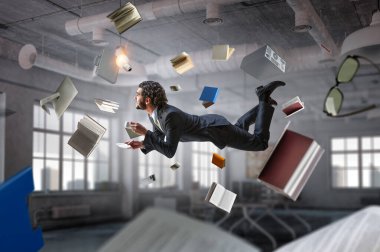 Neşeli mutlu iş adamı yatay olarak yükseliyor.