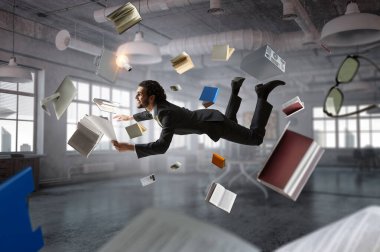 Neşeli mutlu iş adamı yatay olarak yükseliyor.