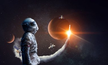 Uzay adamı ve gezegenler soyut tema