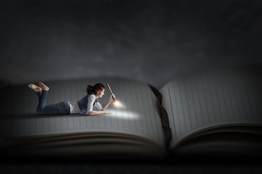 Büyük kitap konsepti olan küçük kadın.