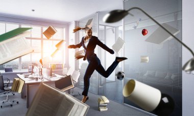İş kadını ofiste footbal oynuyor