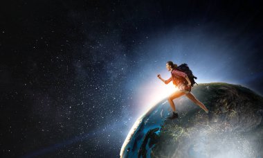 Sırt çantalı gezgin kadın turist