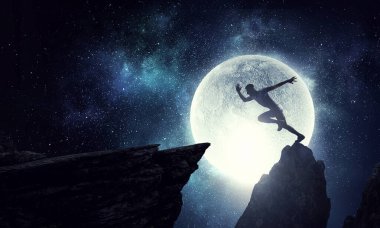 Erkek koşucu zorluk üstesinden. Karışık ortam