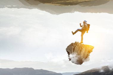 Uzun yürüyüşe çıkan kimse adam sopa ile. Karışık teknik