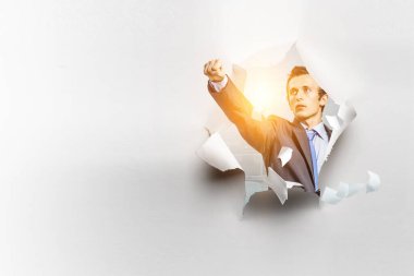 Karate vuruşlu yırtık kağıt efekti