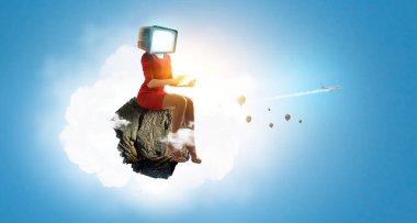 Bilgisayar ekranı kafası olan bir kadın. Verimlilik kavramı.