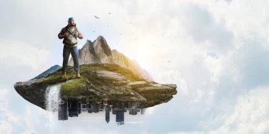 Sırt çantasıyla gezen bir turist