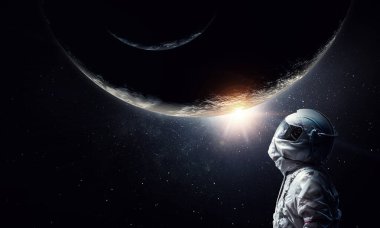 Uzay adamı ve gezegenlerin soyut teması