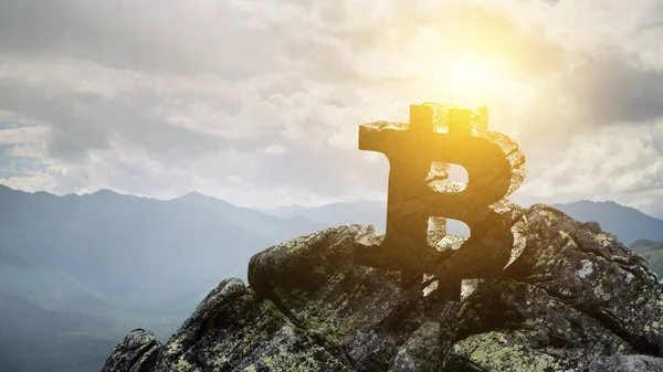 Символ Bitcoin на піку гори — стокове фото