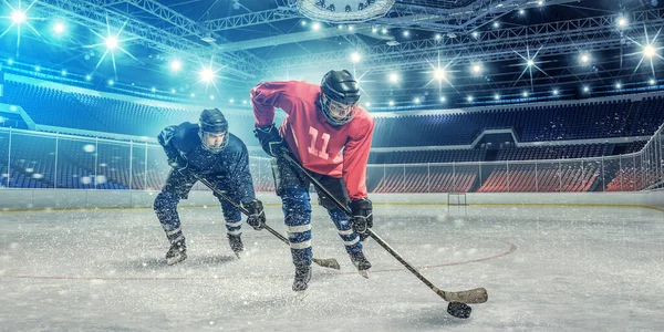 Giocatori di hockey su ghiaccio in azione — Foto Stock