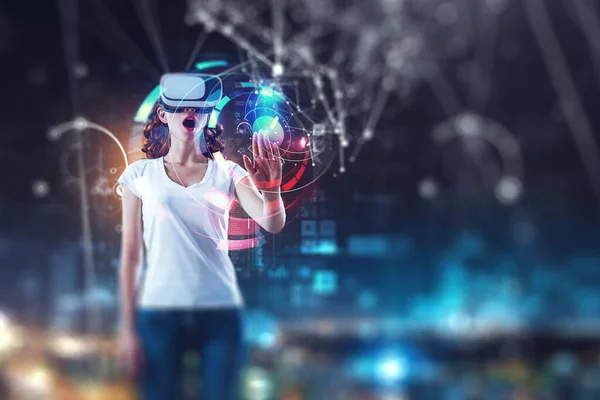 Junge Frau in virtueller Realität — Stockfoto