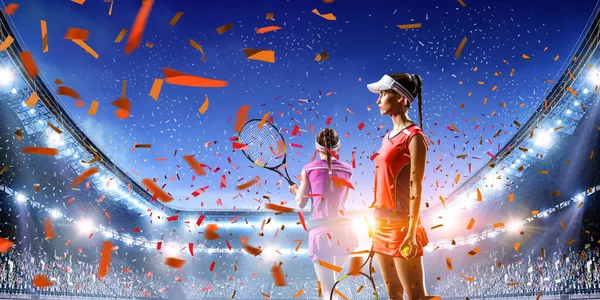 Mujeres jóvenes jugando al tenis en el estadio — Foto de Stock