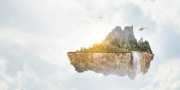 Zomer berg heuvels landschap en bewolkt hemel — Stockfoto