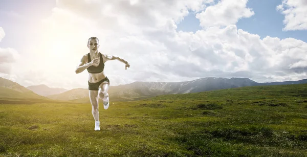 Abstraktní koncept běhu mladé sportovkyně — Stock fotografie