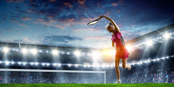 Mujer joven jugando al tenis en acción — Foto de Stock