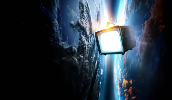 Retro TV latające w przestrzeni — Zdjęcie stockowe