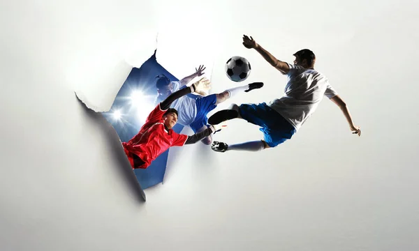 Efekt otworu przebijającego papieru i piłka nożna — Zdjęcie stockowe