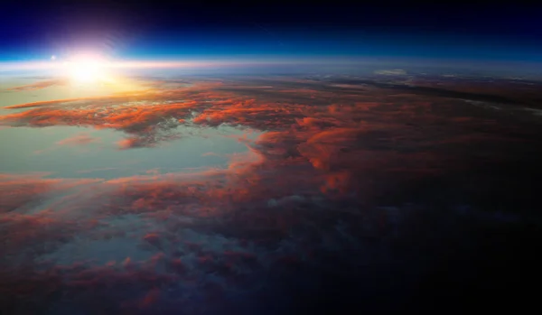 Aarde met zonsopgang op blauwe ruimte achtergrond — Stockfoto