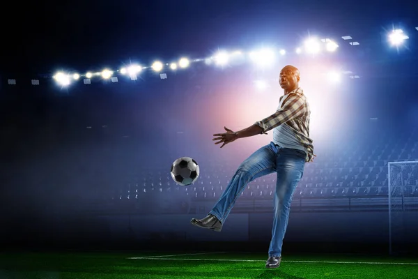 Чорношкірий грає свій найкращий футбольний матч — стокове фото