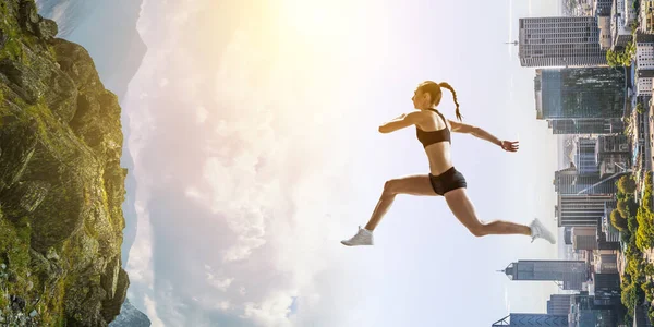 Αθλητική γυναίκα που τρέχει. Μεικτά μέσα — Φωτογραφία Αρχείου