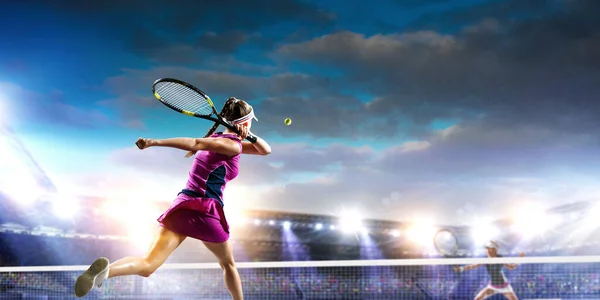 Fiatal nő teniszezik akcióban — Stock Fotó