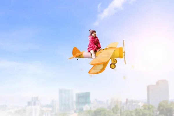 Ze droomt ervan piloot te worden. — Stockfoto