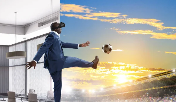 Homem negro e realidade virtual Soccer Match — Fotografia de Stock