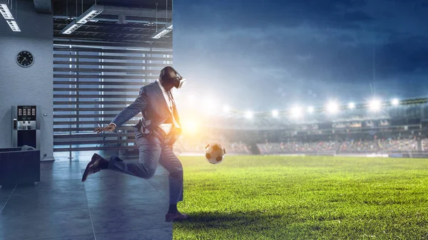 Černoch a virtuální realita fotbal zápas — Stock fotografie