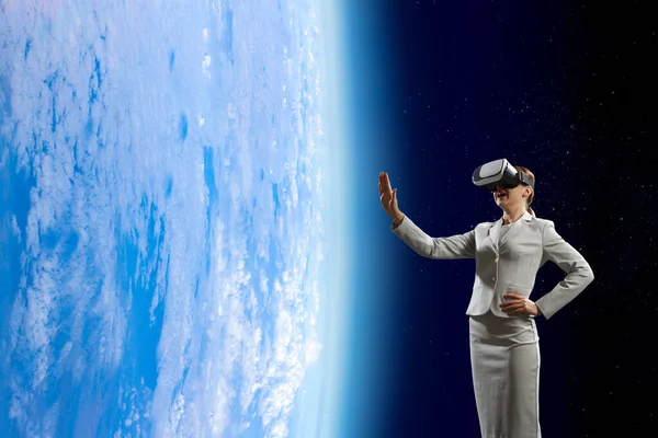 Ung kvinna i virtuell verklighet — Stockfoto