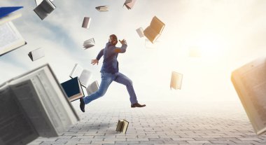İşadamı mutluluktan atlıyor. Karışık ortam