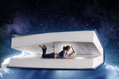 Büyük kitap konsepti olan küçük kadın.