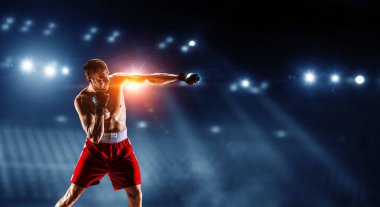 Profesyonel boksör yumruğu karanlık arena