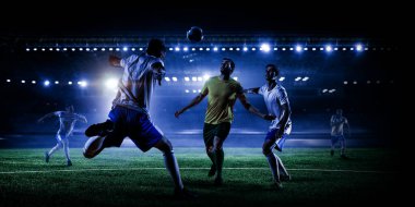 Stadyum üzerinde futbol oyuncuları eylem