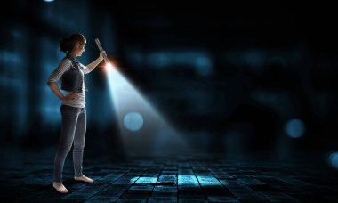 Elinde fener tutan genç bir kadın.