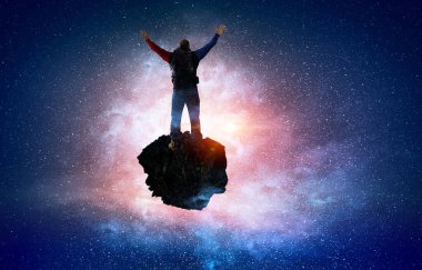 Uzun yürüyüşe çıkan kimse adam dağlarda. Karışık teknik