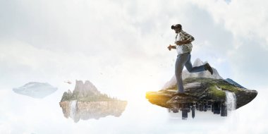 Adam sanal gerçekliği yaşıyor. Karışık ortam