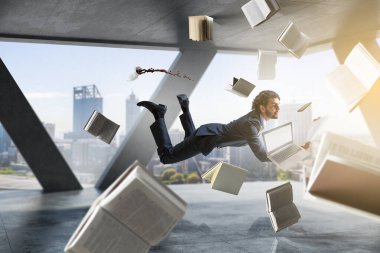 Neşeli mutlu iş adamı yatay olarak yükseliyor.