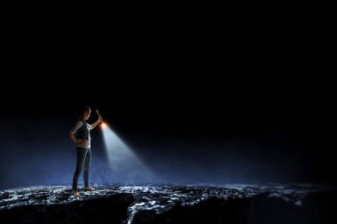 Karanlığa doğru yol ala. Karışık ortam