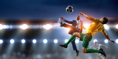 Futbol adamı topla iş başında. Karışık ortam