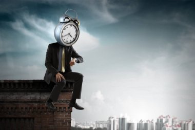 Saat kafalı iş adamı. İş verimliliği kavramı.