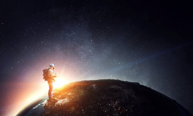 Dünya üzerinde yürüyüşçü adam. Karışık ortam