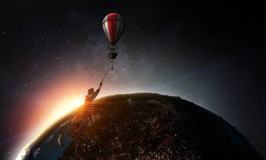 Havada uçan bir çocuk. Karışık ortam