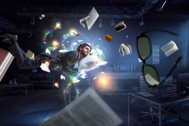 Neşeli mutlu iş adamı yatay olarak yükseliyor.