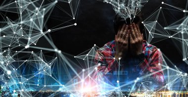 Günlük kıyafet giyen bilgisayar korsanı koyu renk temalı