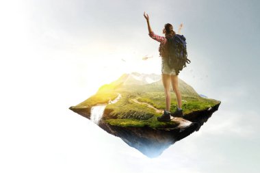 Yürüyüş veya trekking konsepti. Karışık ortam