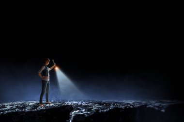 Karanlığa doğru yol ala. Karışık ortam